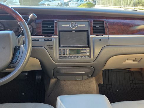 Used 2008 Lincoln Town Car Signature Limited image 12