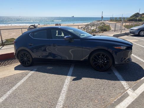 Used 2020 MAZDA MAZDA3 Hatchback w/ Premium Package FWD image 11