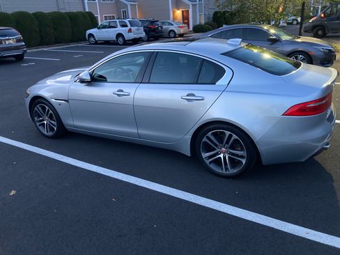 Used 2017 Jaguar XE Premium image 2