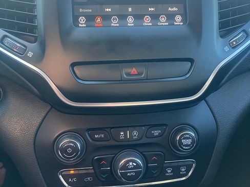 Used 2019 Jeep Cherokee Latitude Plus w/ Comfort/Convenience Group image 13