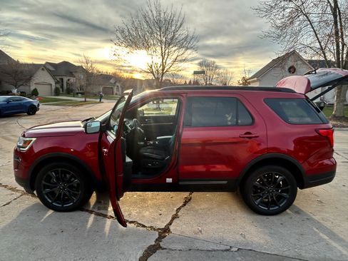 Used 2018 Ford Explorer XLT w/ Equipment Group 202A image 12