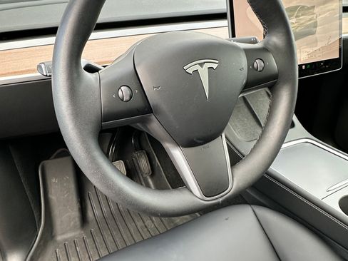 Used 2025 Tesla Model Y Long Range RWD image 8