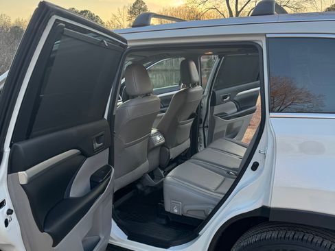 Used 2017 Toyota Highlander XLE image 22