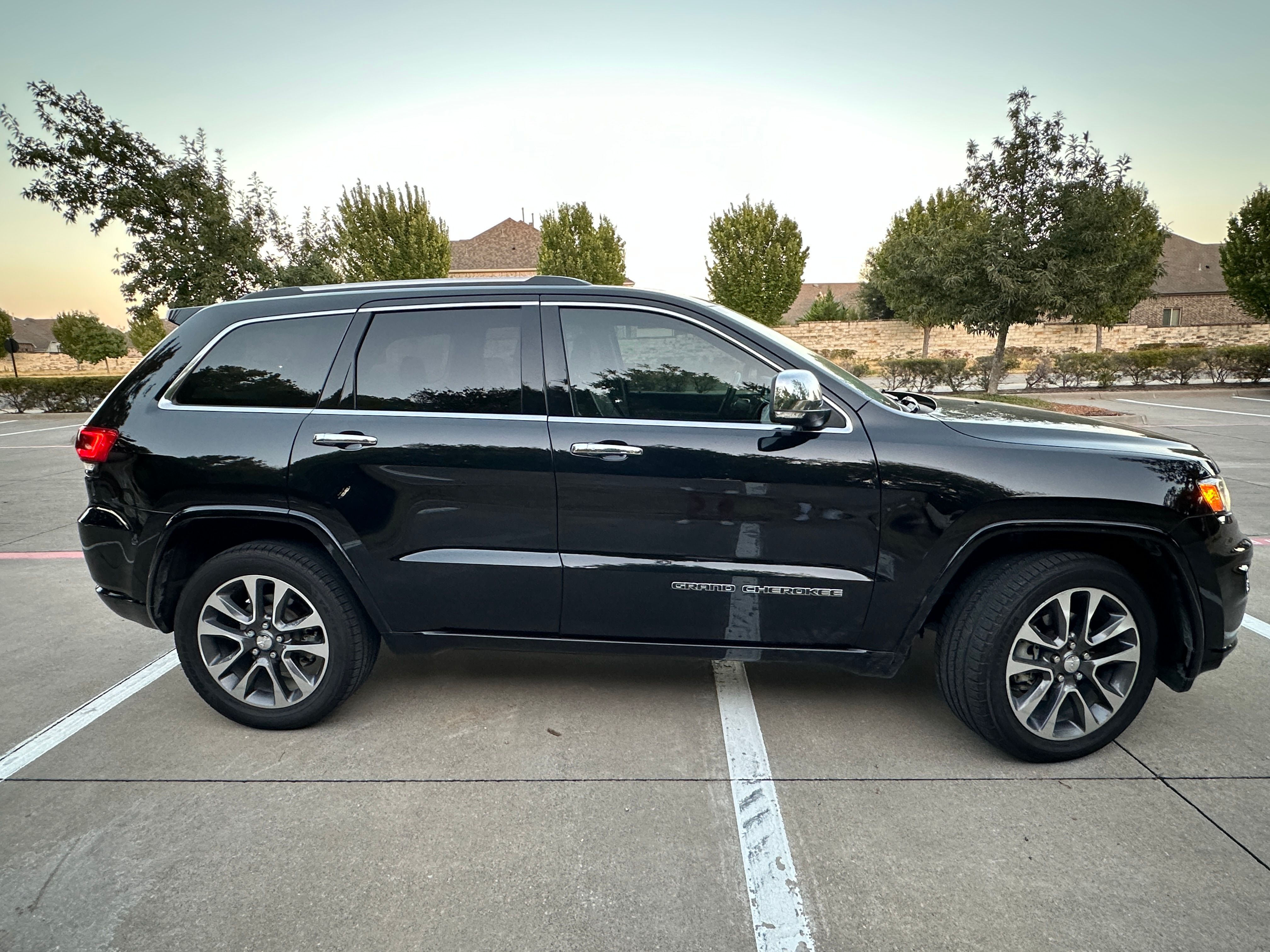 Used 2017 Jeep Grand Cherokee Overland RWD image 1