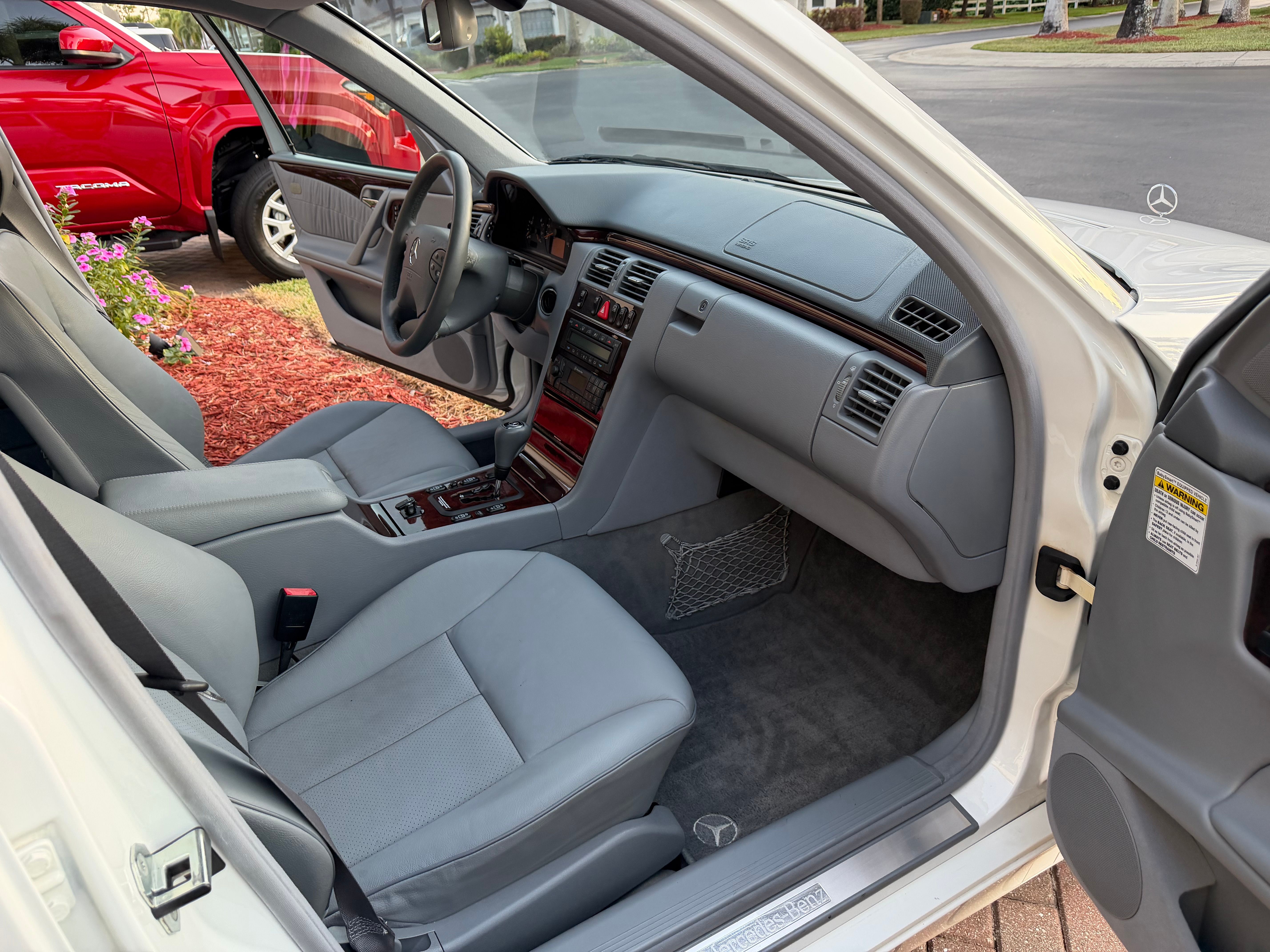 Used 2000 Mercedes-Benz E 320 Sedan image 14