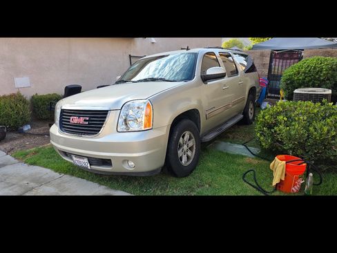 Used 2013 GMC Yukon XL SLE RWD image 1