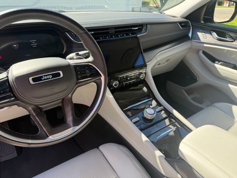 Used 2022 Jeep Grand Cherokee Overland w/ Luxury Tech Group IV image 11