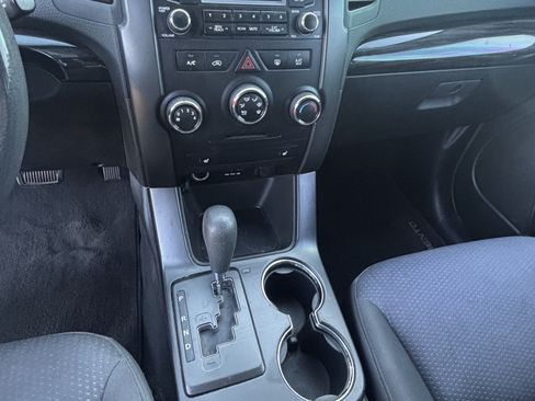 Used 2011 Kia Sorento LX w/ Convenience Pkg image 12