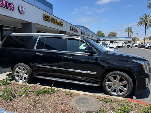 Used 2018 Cadillac Escalade ESV Luxury RWD image 4