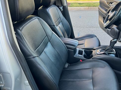 Used 2017 Nissan Rogue SL w/ SL Premium Package image 16