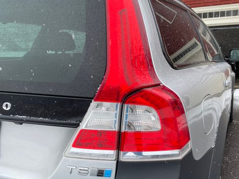 Used 2016 Volvo XC70 T5 Platinum w/ Climate Package image 2