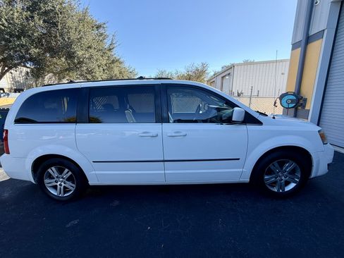 Used 2010 Dodge Grand Caravan SXT image 4