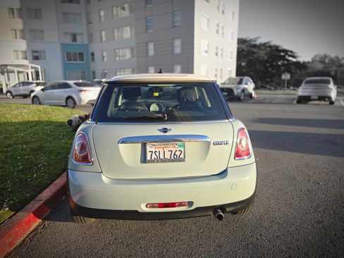 Used 2013 MINI Cooper Hardtop image 2