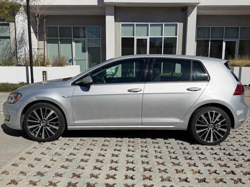 Used 2016 Volkswagen e-Golf SE image 2