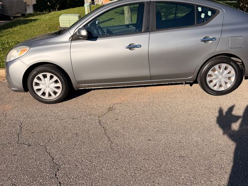 Used 2013 Nissan Versa SV FWD image 4