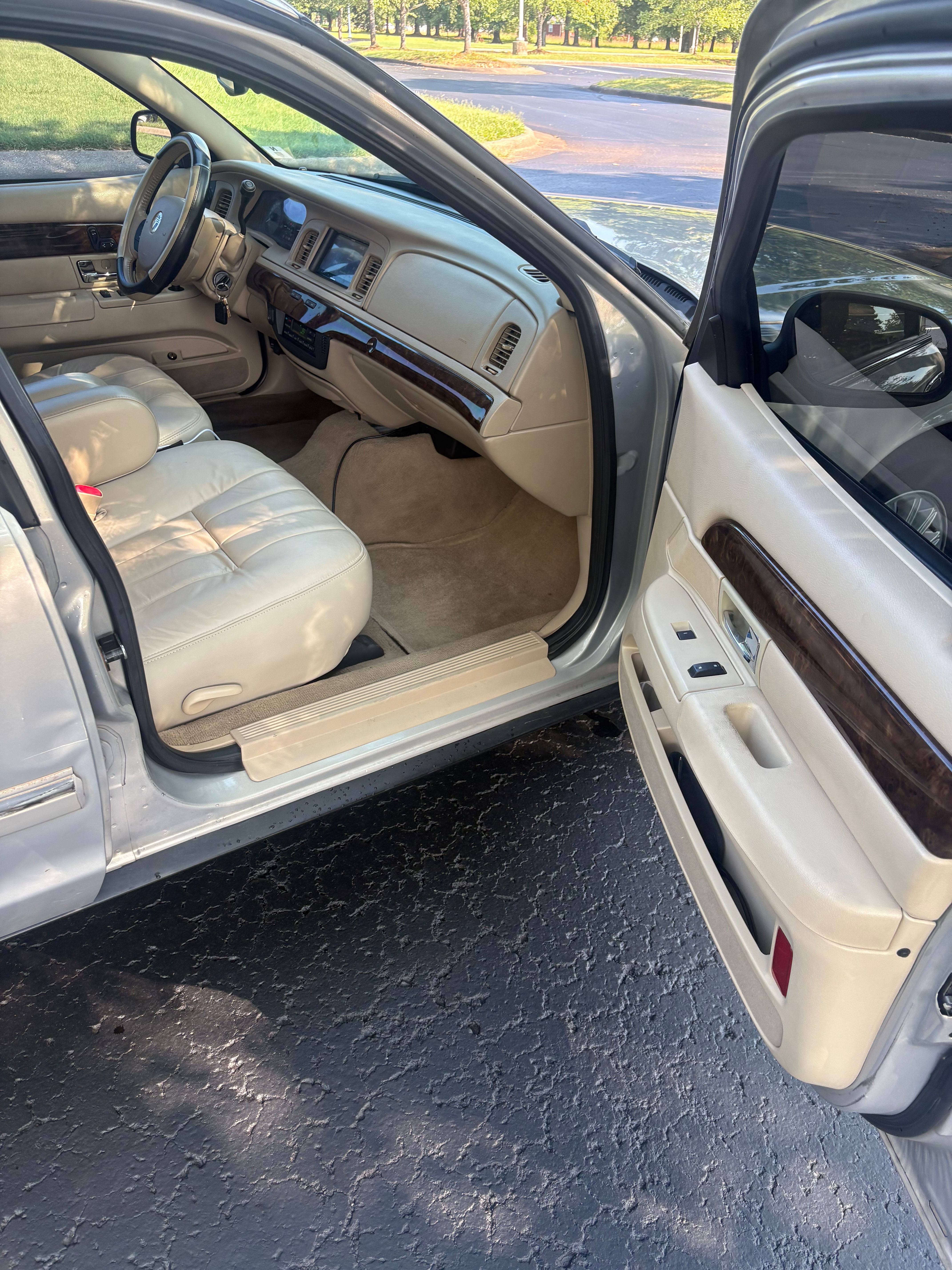 Used 2010 Mercury Grand Marquis LS RWD image 9