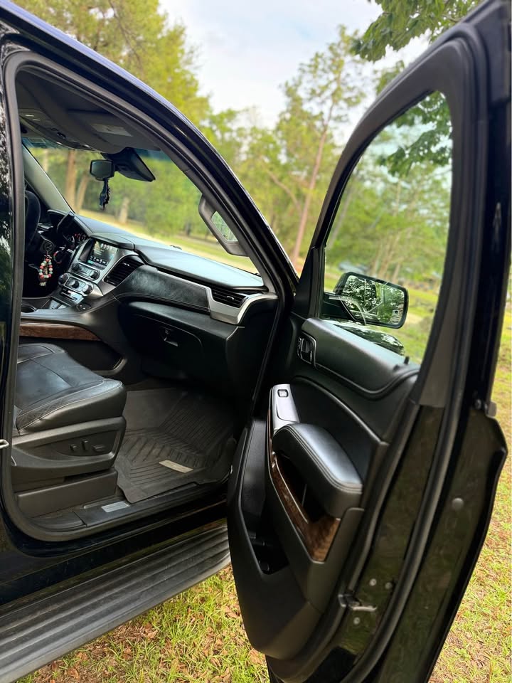 Used 2018 Chevrolet Suburban LT AWD/4WD image 19
