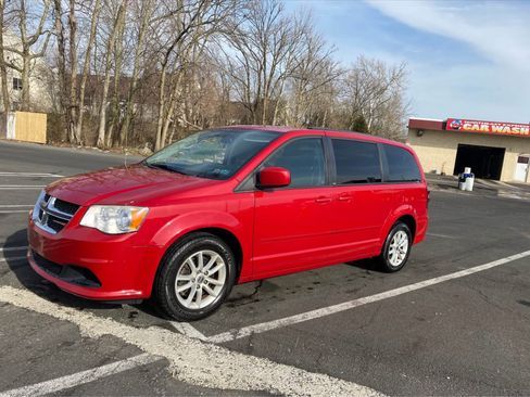 Used 2013 Dodge Grand Caravan SXT image 2
