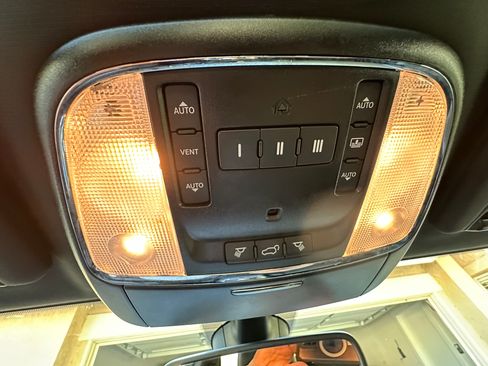 Used 2020 Jeep Grand Cherokee Limited w/ Luxury Group II image 32