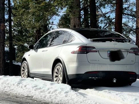Used 2018 Tesla Model X 75D image 10