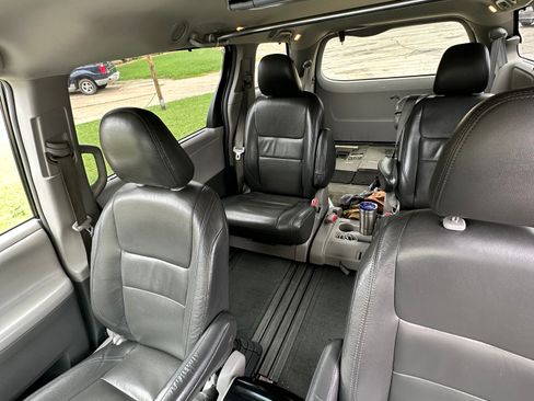 Used 2017 Toyota Sienna LE image 3