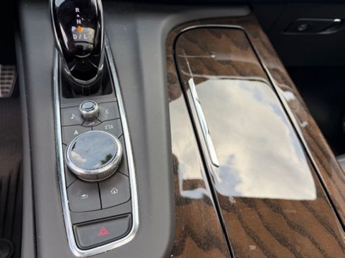 Used 2024 Cadillac Escalade Premium Luxury Platinum AWD/4WD image 15
