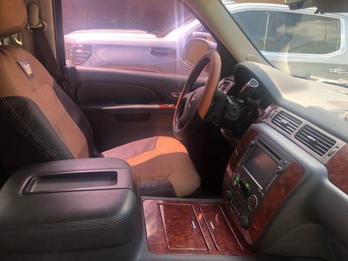 Used 2013 Chevrolet Avalanche LTZ RWD image 9