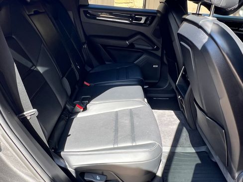 Used 2022 Porsche Cayenne image 11