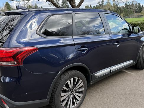 Used 2019 Mitsubishi Outlander SE image 2