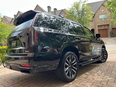 Used 2024 Cadillac Escalade Sport Platinum image 8