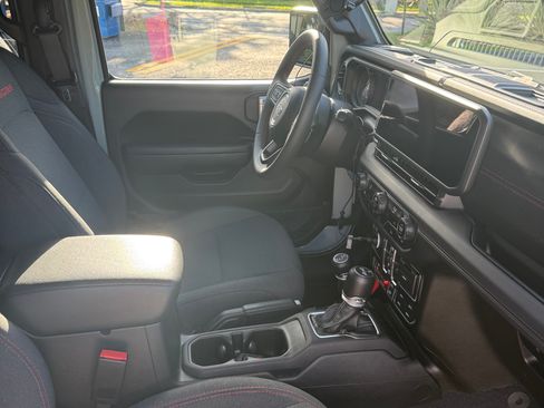 Used 2024 Jeep Wrangler Unlimited Rubicon image 19