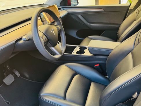 Used 2024 Tesla Model Y Long Range AWD/4WD image 11