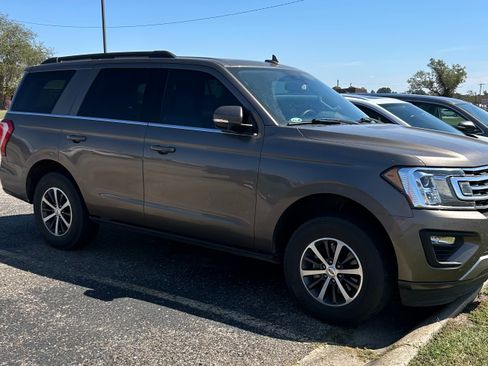 Used 2018 Ford Expedition XLT w/ Equipment Group 202A image 8