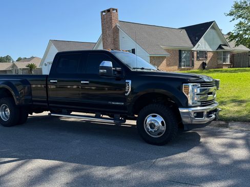 Used 2018 Ford F350 Lariat w/ Chrome Package image 9