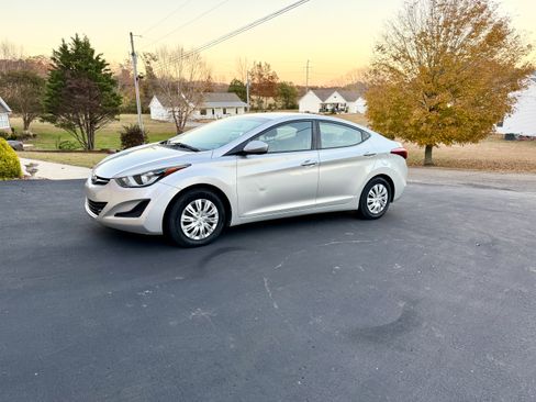 Used 2016 Hyundai Elantra SE image 2