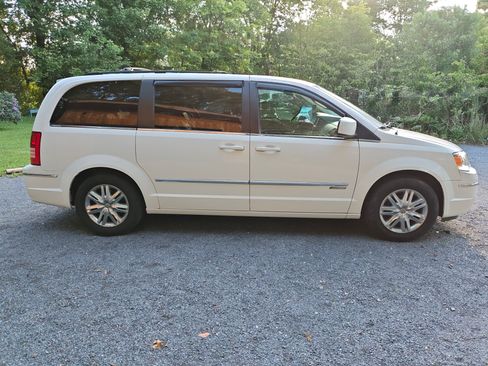 Used 2010 Chrysler Town & Country Touring FWD image 1