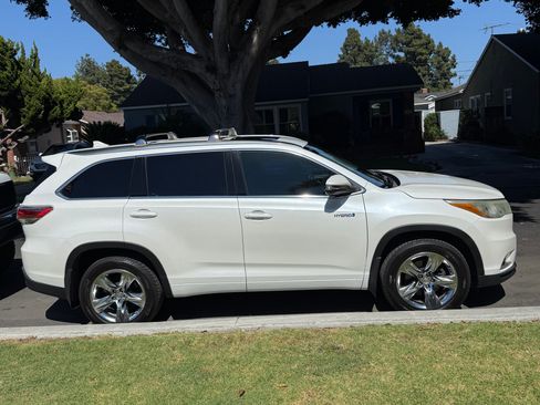 Used 2015 Toyota Highlander Limited w/ Driver Technology Package AWD/4WD image 2