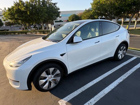 Used 2023 Tesla Model Y Long Range image 2