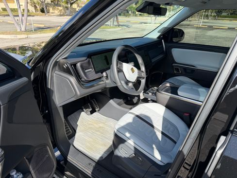 Used 2023 Rivian R1S Launch Edition image 14