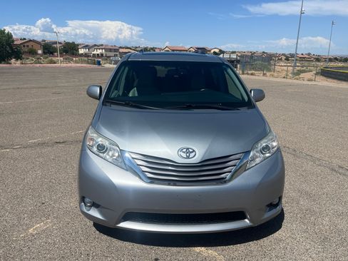 Used 2017 Toyota Sienna XLE FWD image 2
