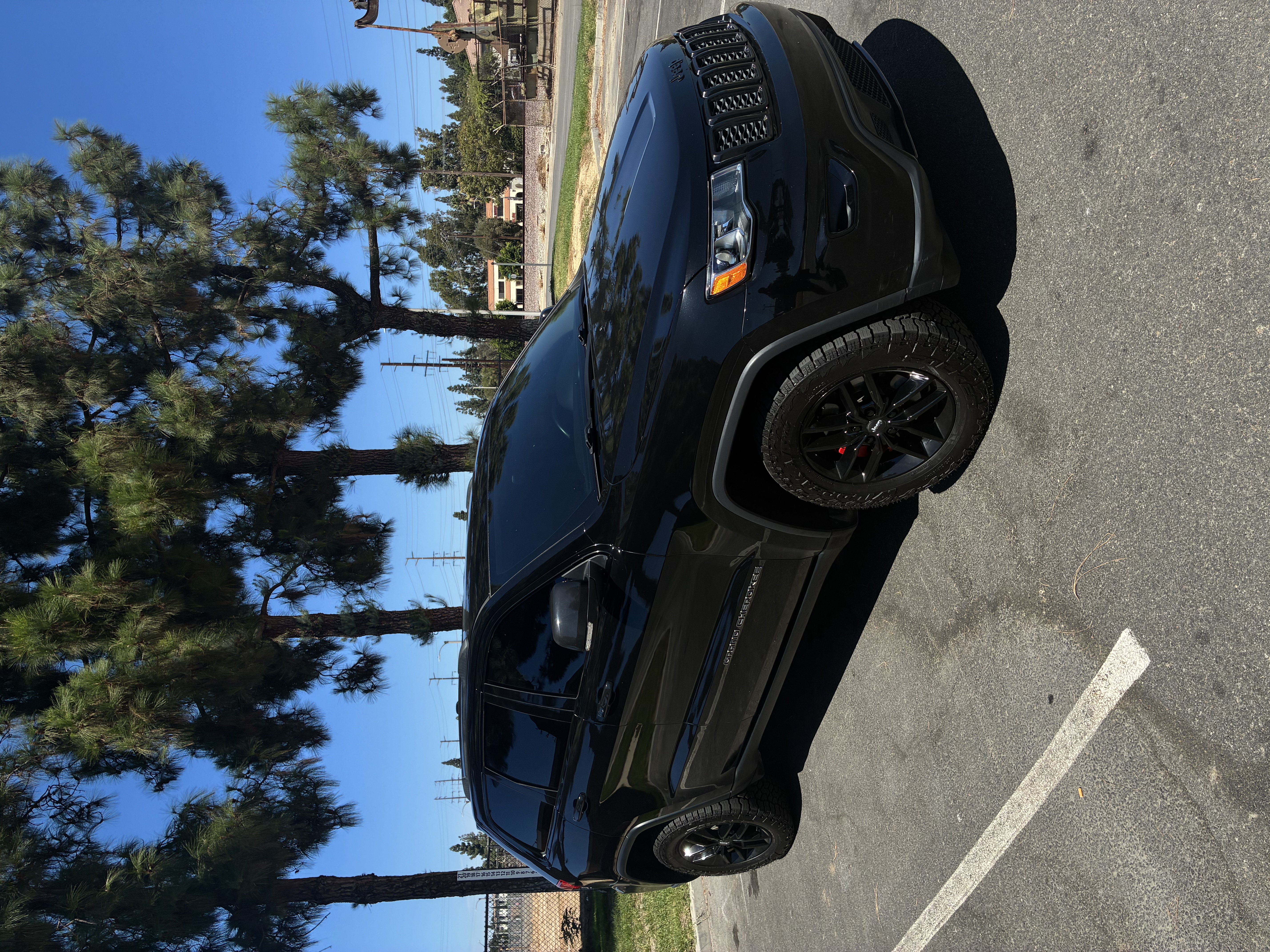 Used 2017 Jeep Grand Cherokee Limited AWD/4WD image 2