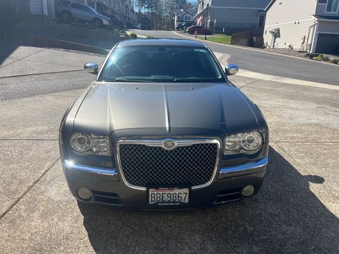 Used 2010 Chrysler 300 Limited RWD image 4
