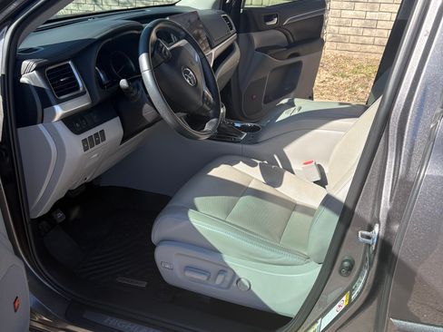 Used 2019 Toyota Highlander Limited image 19