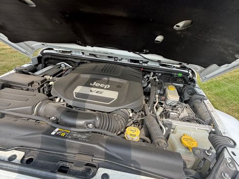 Used 2017 Jeep Wrangler Unlimited Sahara AWD/4WD image 6