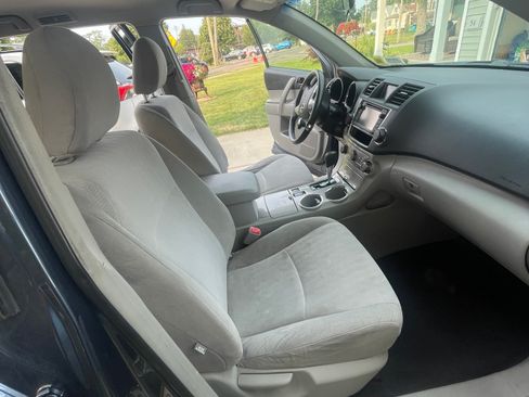 Used 2013 Toyota Highlander 4WD w/ Cold Weather Pkg image 9