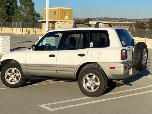 Used 1998 Toyota RAV4 2WD 4-Door image 2