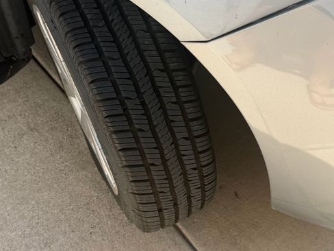 Used 2014 Nissan Versa SV FWD image 9