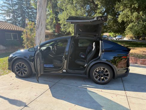 Used 2024 Tesla Model X image 8