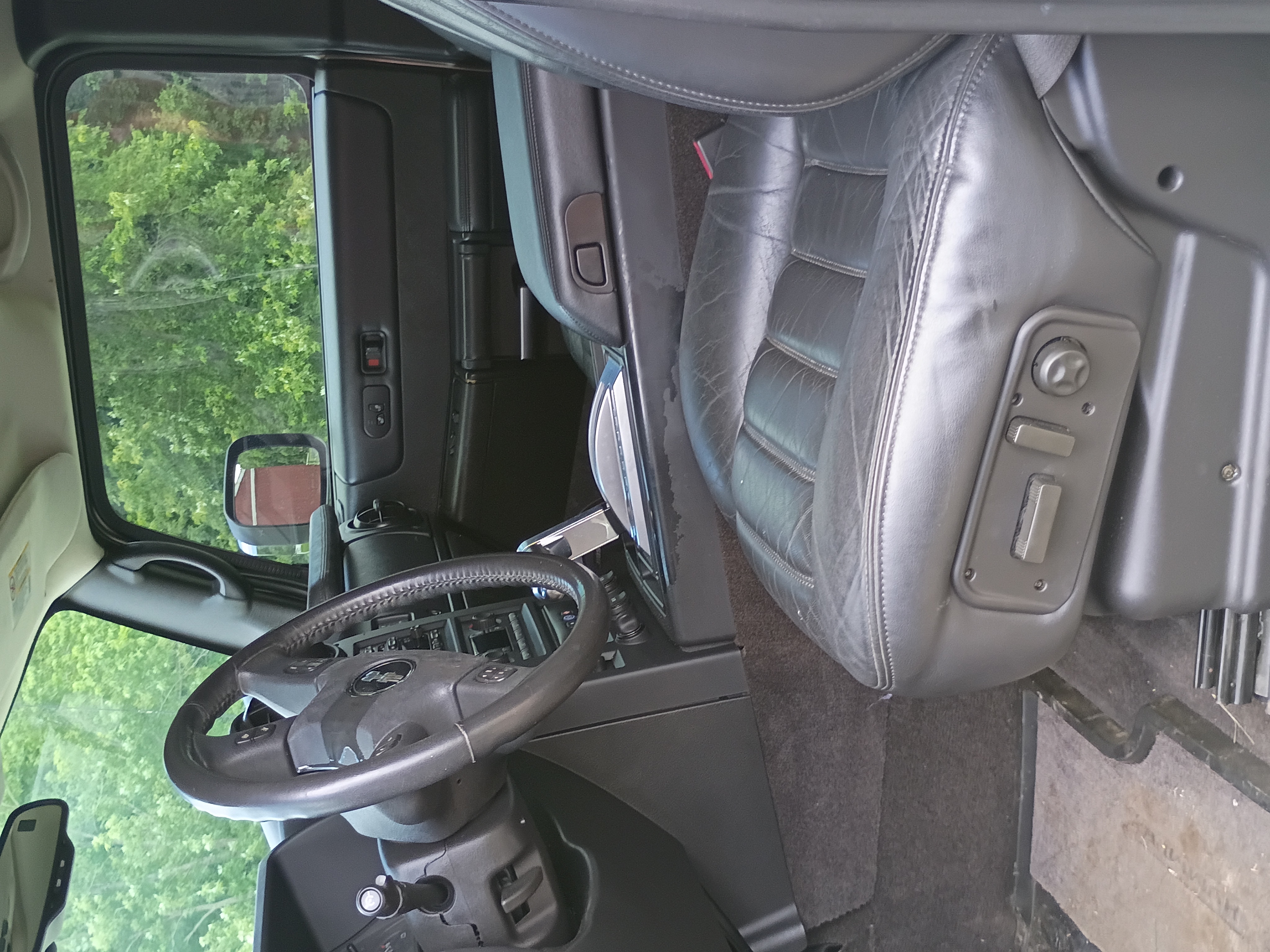 Used 2005 HUMMER H2 SUT w/ Preferred Equipment Group AWD/4WD image 10