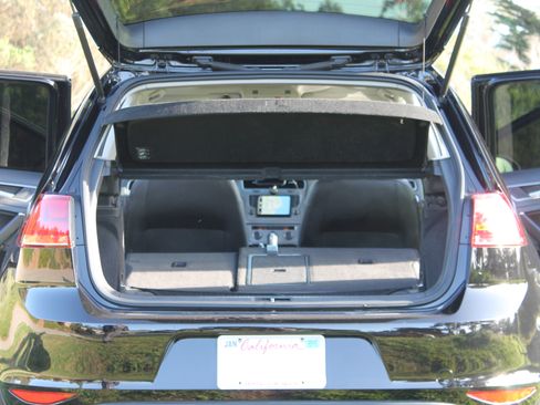 Used 2017 Volkswagen Golf Wolfsburg Edition image 25